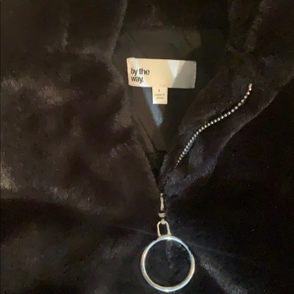 Revolve faux fur cropped jacket - Picture 4 of 7